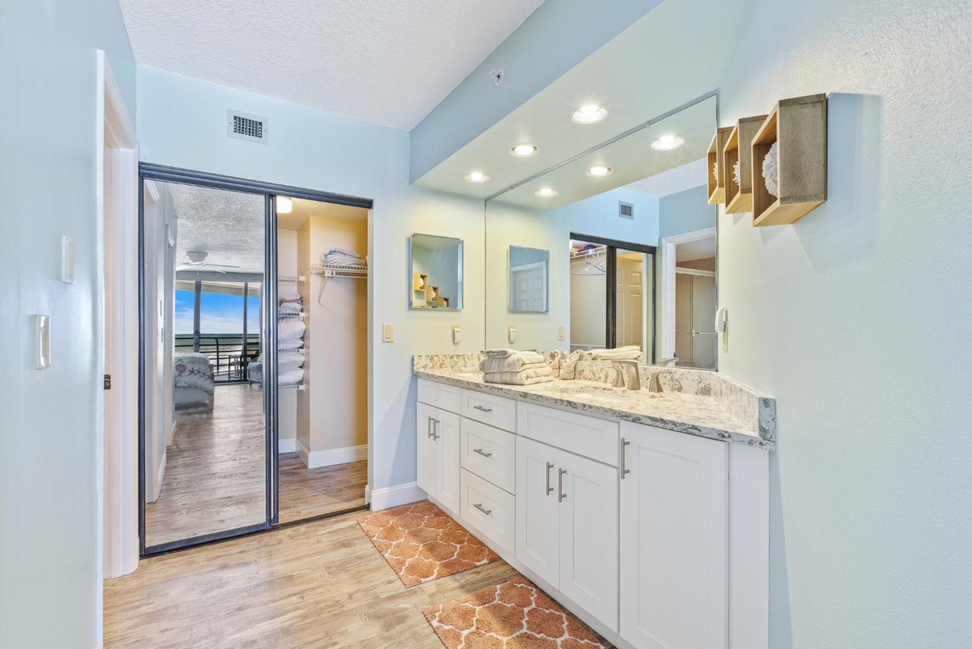 Luxury Oceanfront - Stunning Views & Private Balcony - Ebb Tide 305 Apartment *