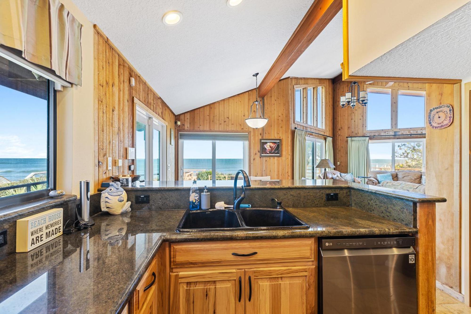 Timeless Tides - Oceanfront Retreat! Amazing Deck & Hot Tub On Car Free 5807s