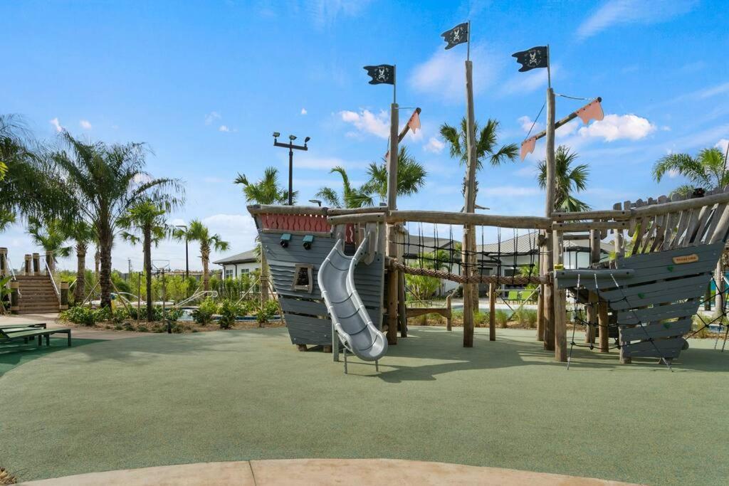 Dream Vacation With View, Pool, More, And Walking Distance To * Kissimmee