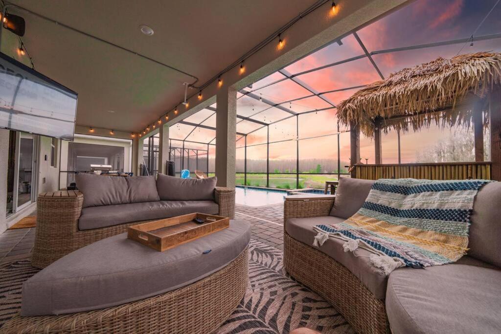 Dream Vacation With View, Pool, More, And Walking Distance To Kissimmee