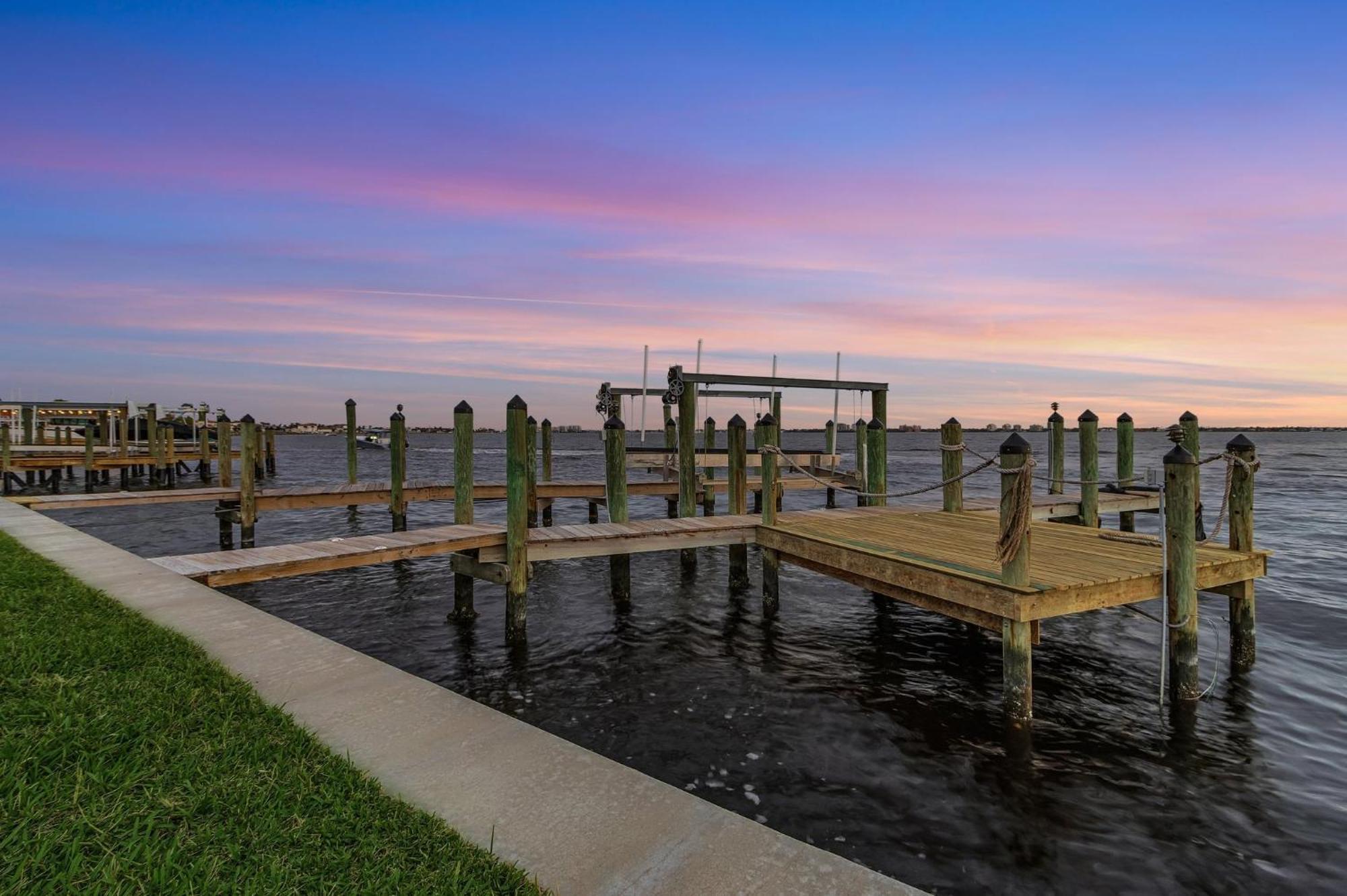 Stunning River View, Heated Pool & - Million Dollar View - Roelens