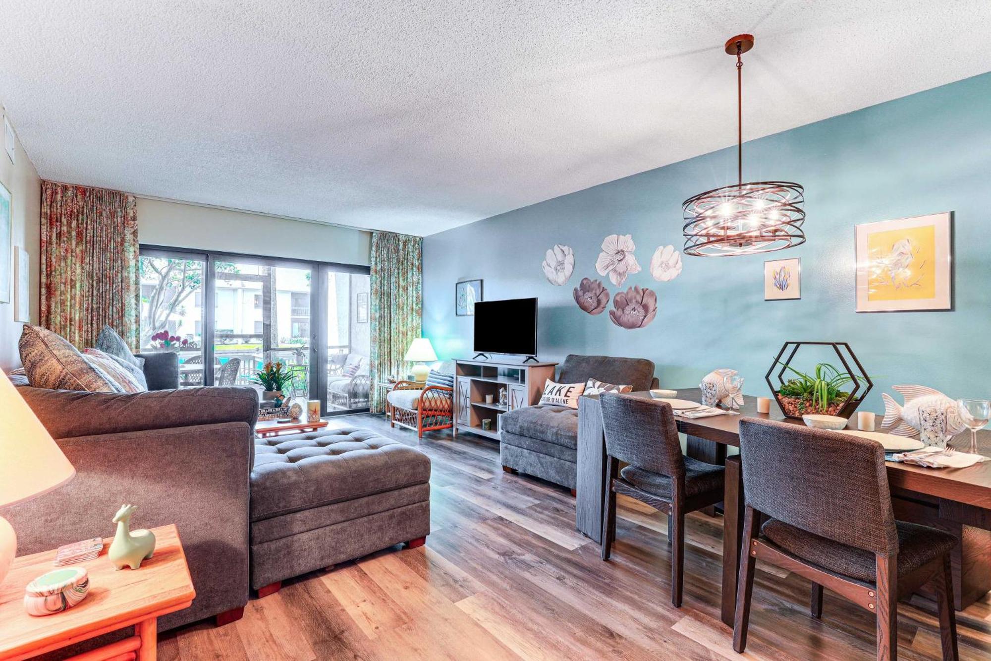 With Patio And Amenities In Pierce! Apartment Fort Pierce