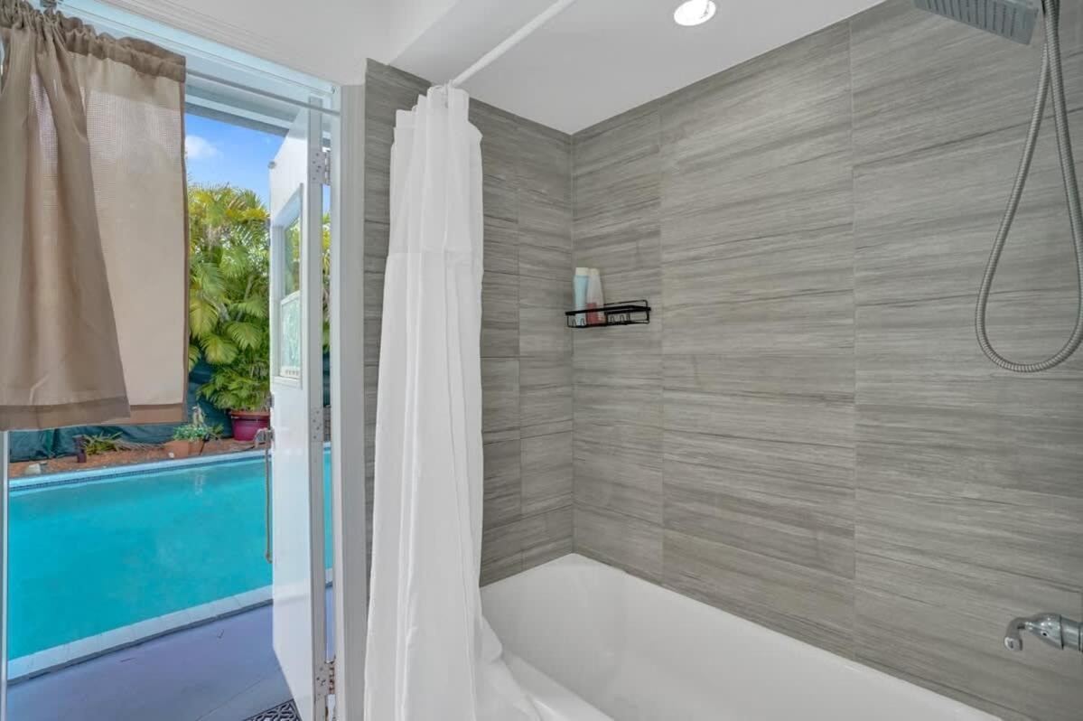 New Stunning With Heated Pool * Hollywood