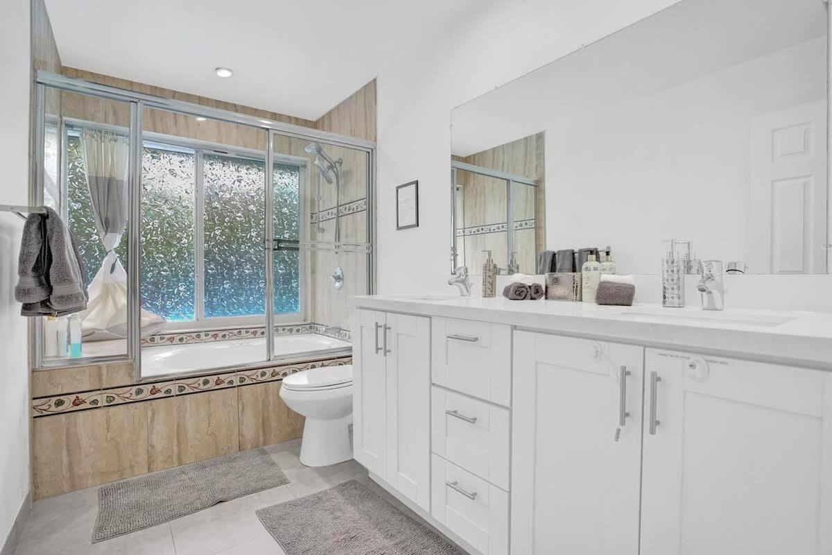 Villa New Stunning With Heated Pool