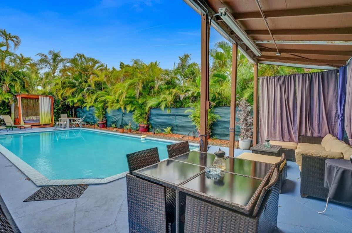 New Stunning With Heated Pool Hollywood