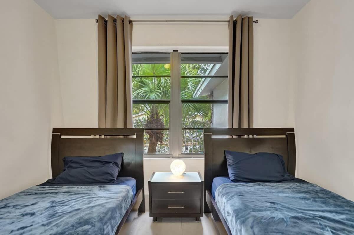 Villa New Stunning With Heated Pool Hollywood