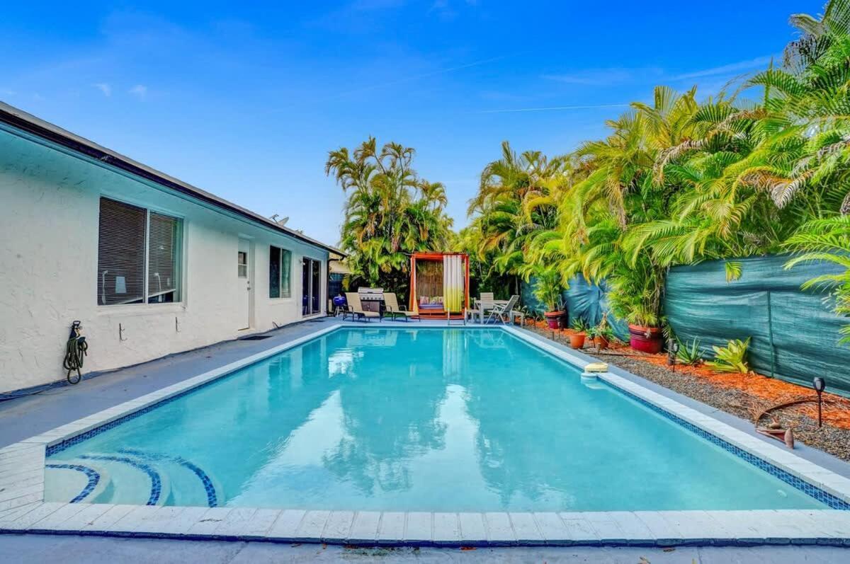 New Stunning With Heated Pool * Hollywood