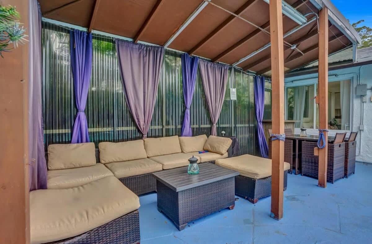 New Stunning With Heated Pool Hollywood