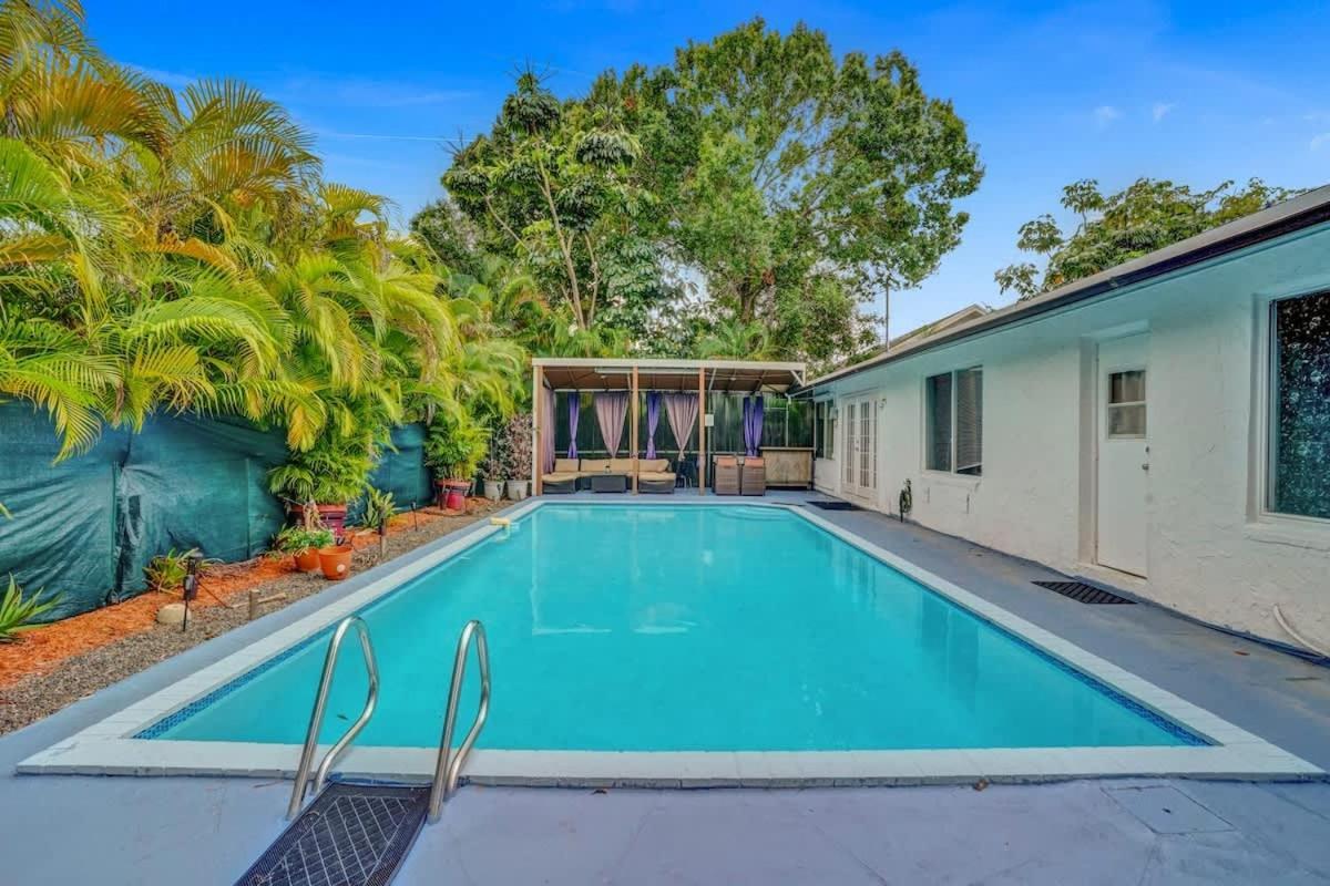 New Stunning With Heated Pool * Hollywood
