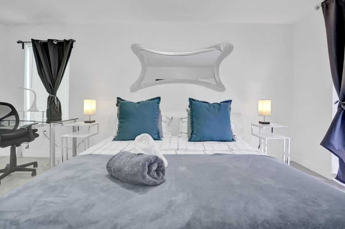 New Stunning With Heated Pool *