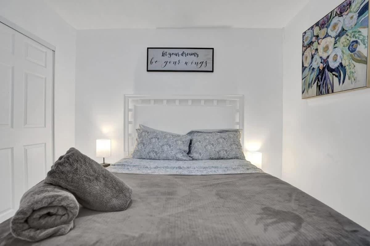 New Stunning With Heated Pool Hollywood