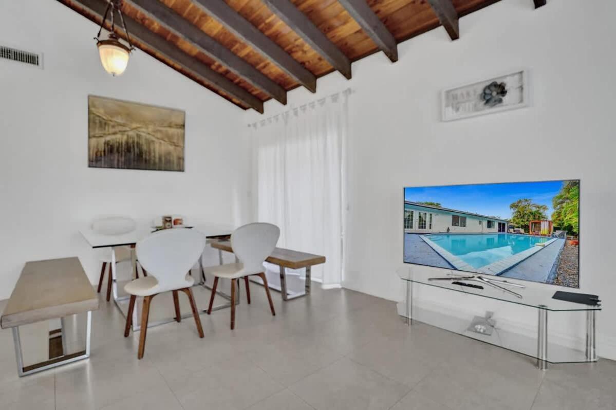 New Stunning With Heated Pool * Hollywood