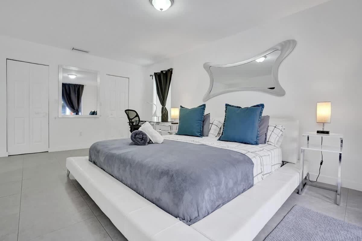 Villa New Stunning With Heated Pool Hollywood