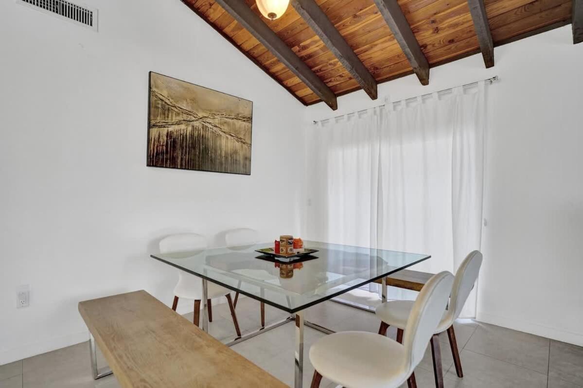 New Stunning With Heated Pool Hollywood