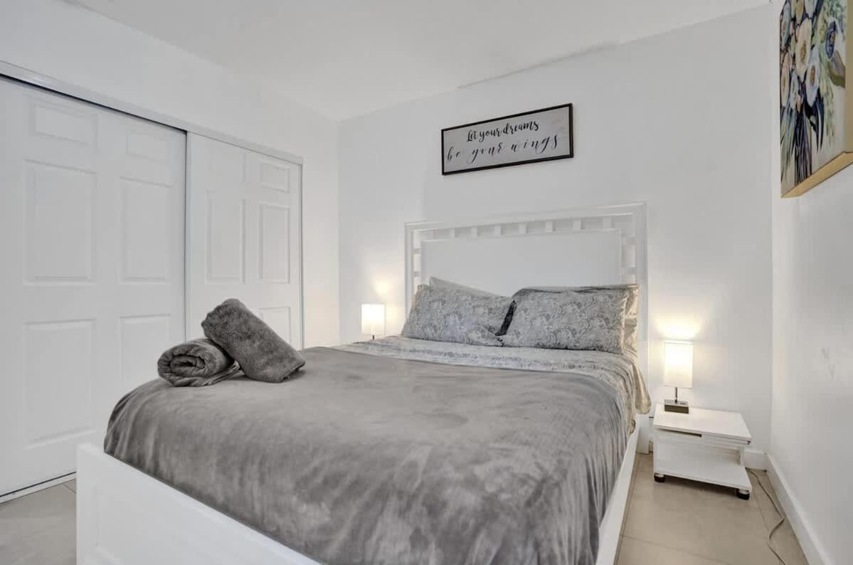 New Stunning With Heated Pool * Hollywood
