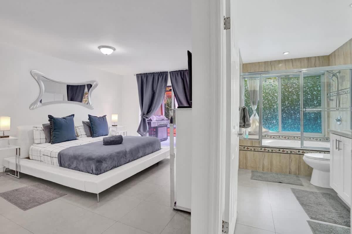 New Stunning With Heated Pool Villa Hollywood