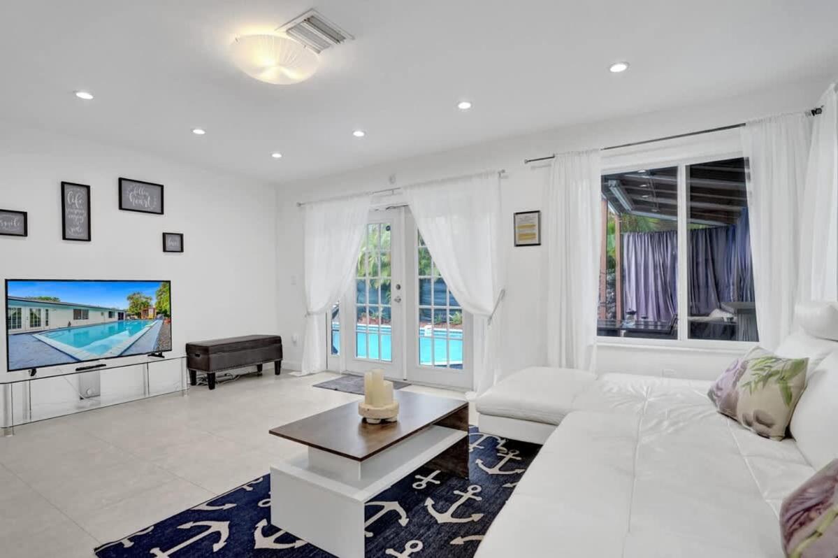 Villa New Stunning With Heated Pool Hollywood