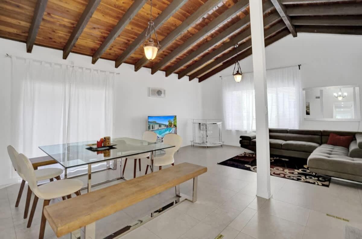 New Stunning With Heated Pool Hollywood