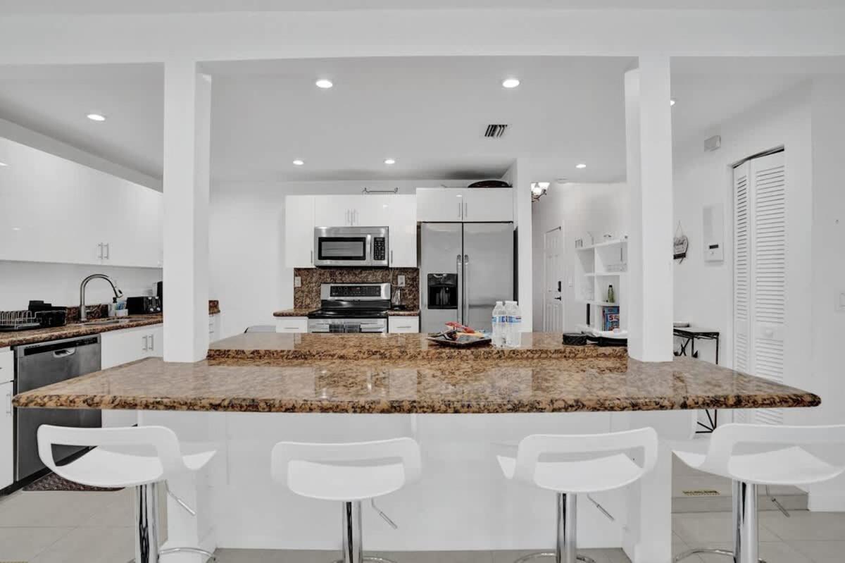 New Stunning With Heated Pool Villa Hollywood