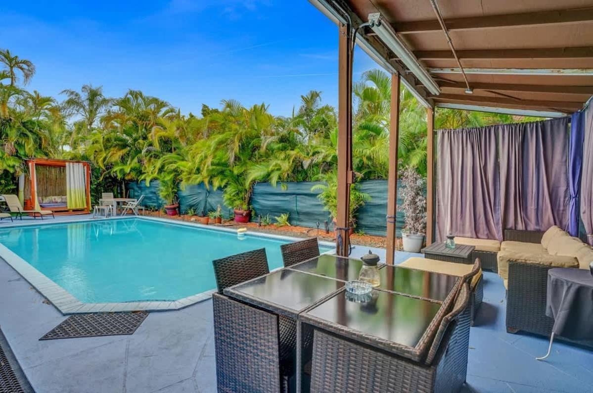 New Stunning With Heated Pool * Hollywood