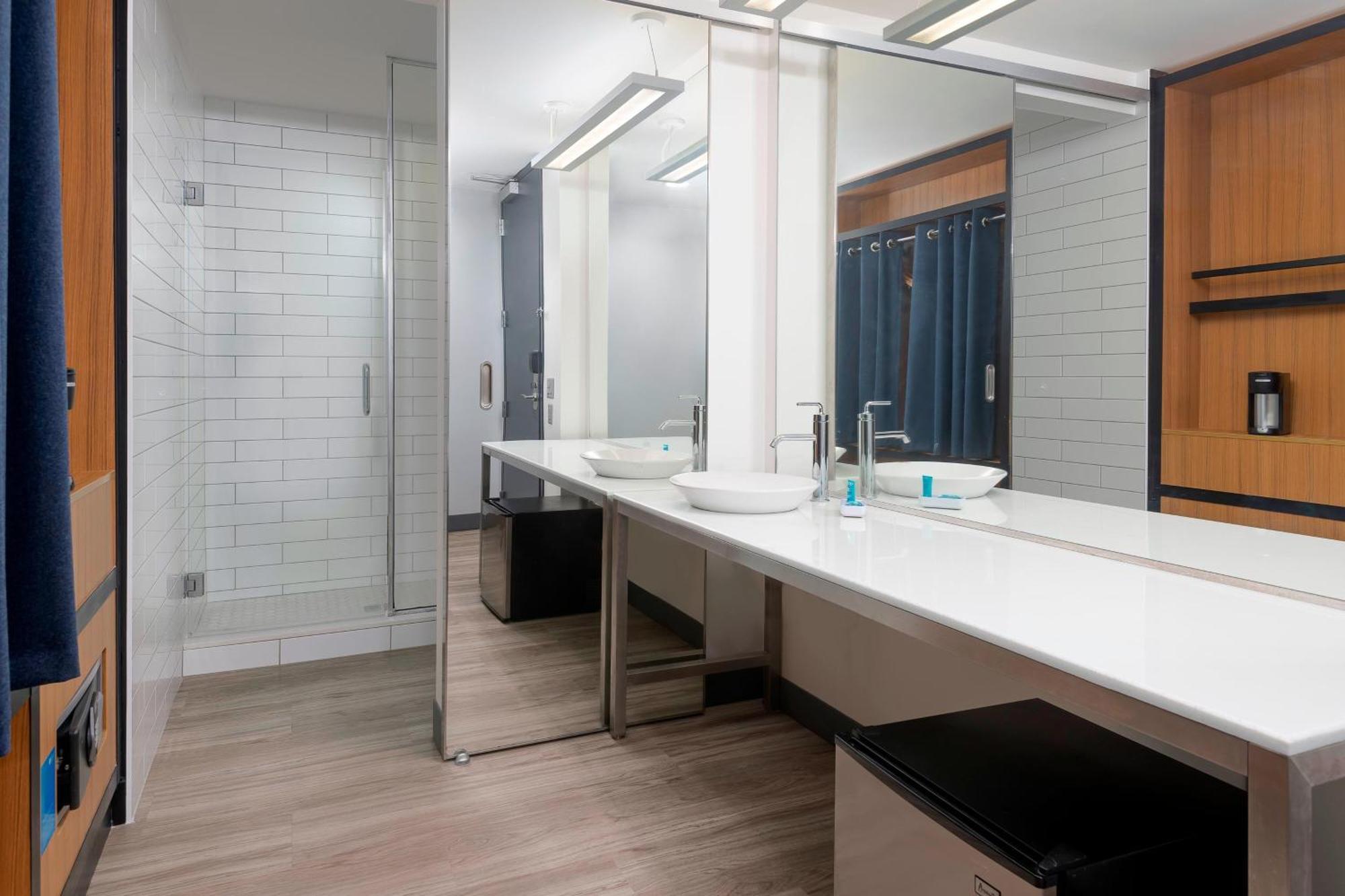 Aloft Airport Hotel 4*