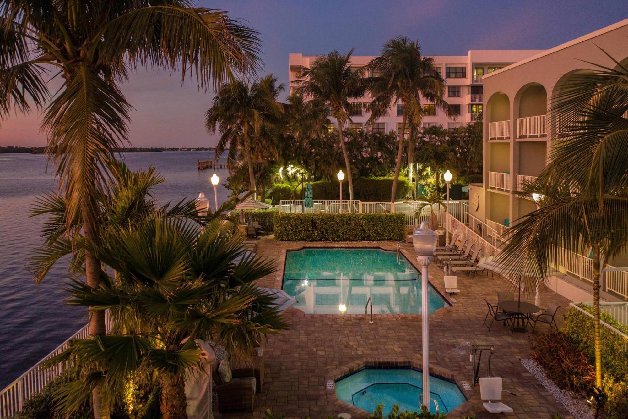 Hotel Fairfield And By Marriott Palm