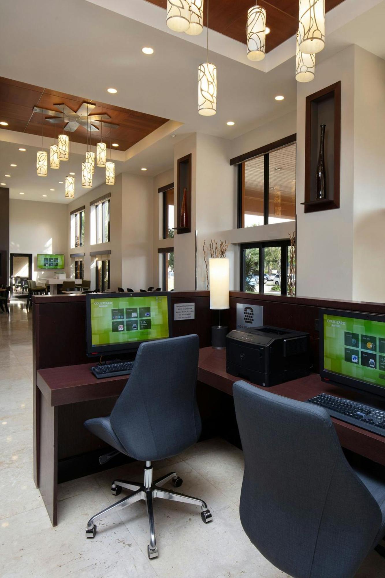 Courtyard By Marriott Boynton 4*