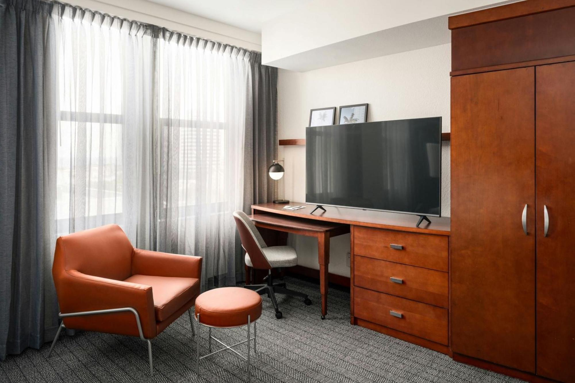 Courtyard By Marriott Downtown Hotel St. Petersburg
