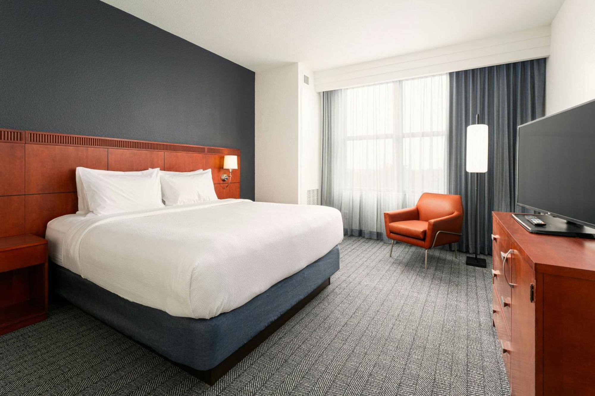 Courtyard By Marriott Downtown