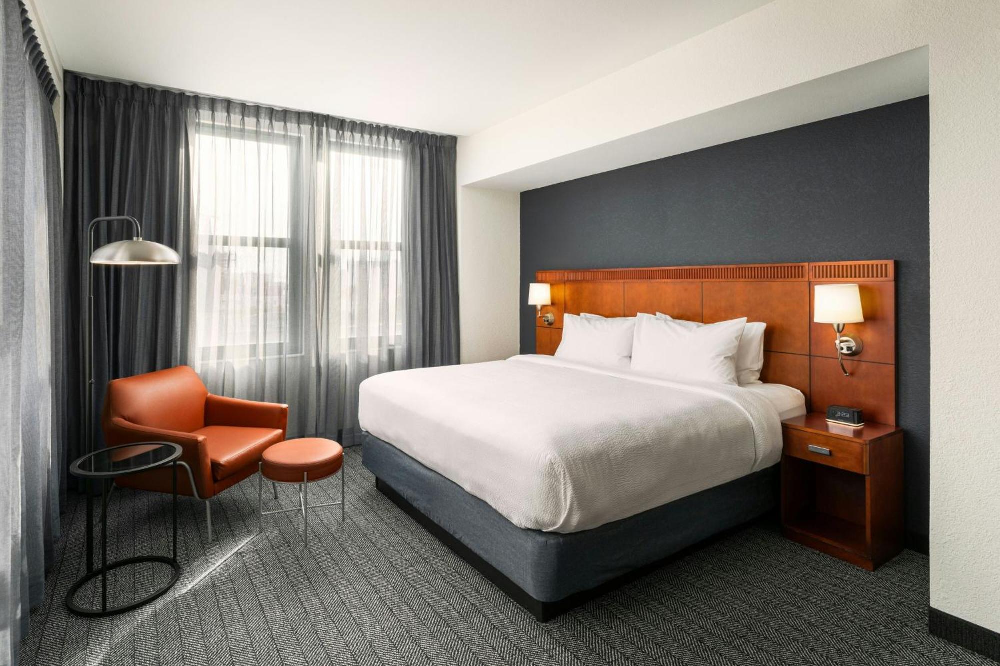 Courtyard By Marriott Downtown Hotel St. Petersburg