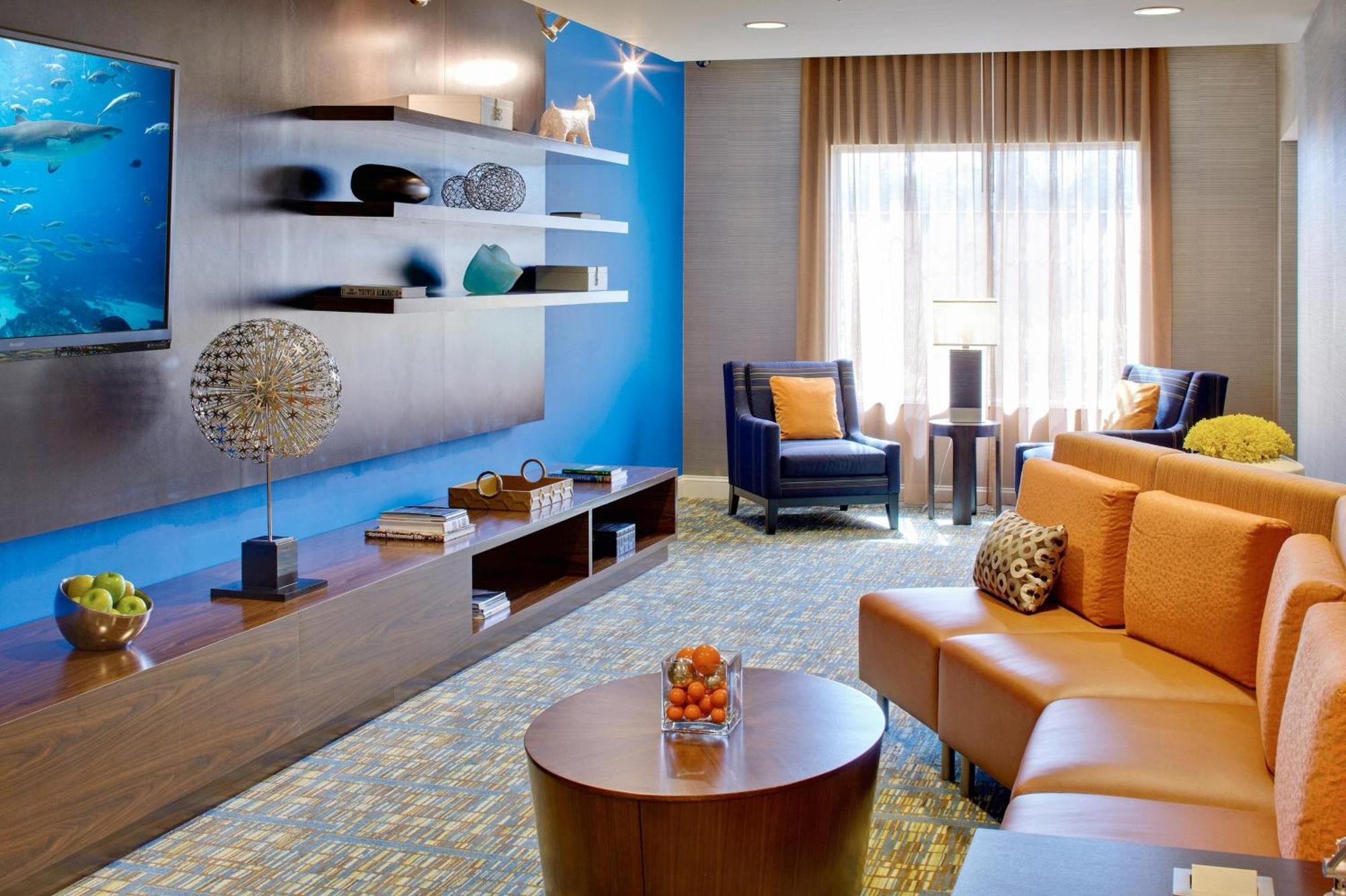 Courtyard By Marriott At Town Center