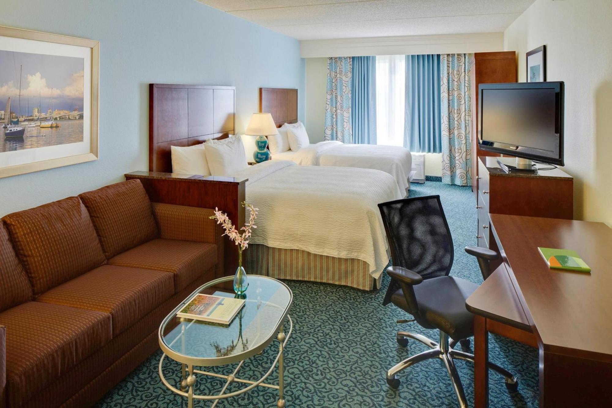 Courtyard By Marriott At Town Center Hotel 3*