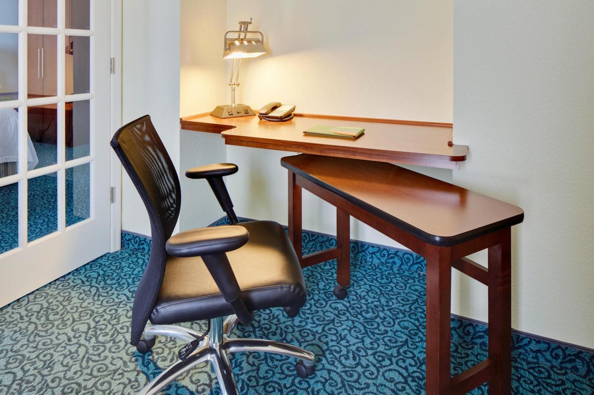 Courtyard By Marriott At Town Center 3*