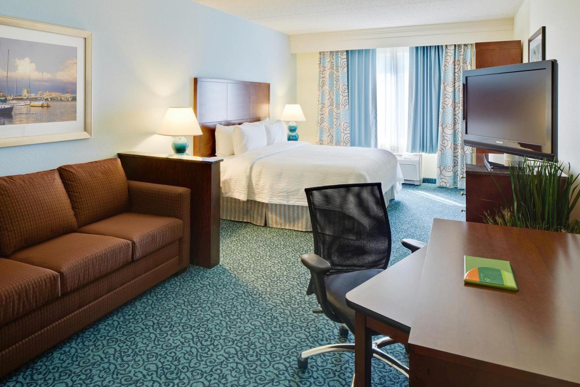 Hotel Courtyard By Marriott At Town Center