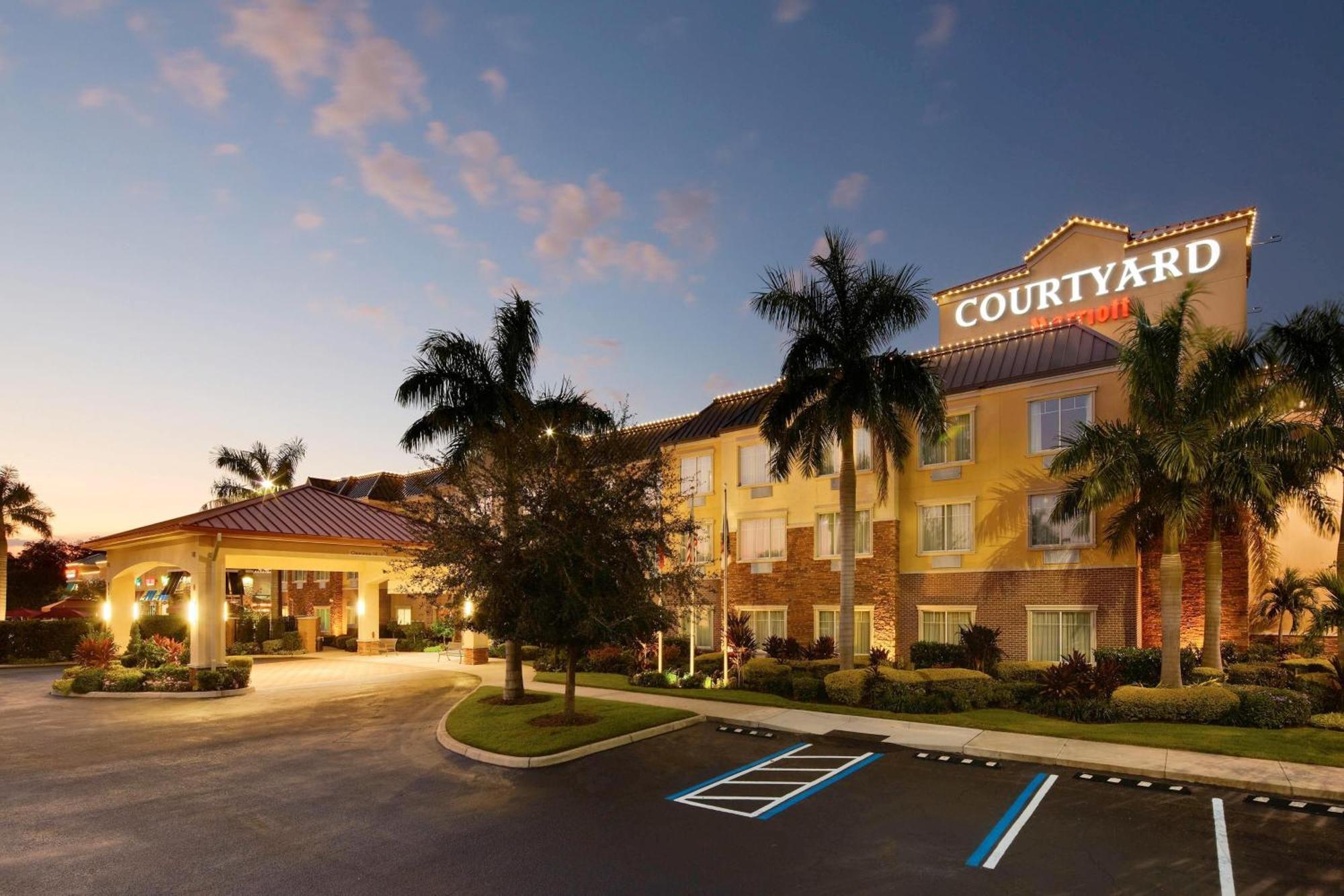 Hotel Courtyard By Marriott At Town Center 3*
