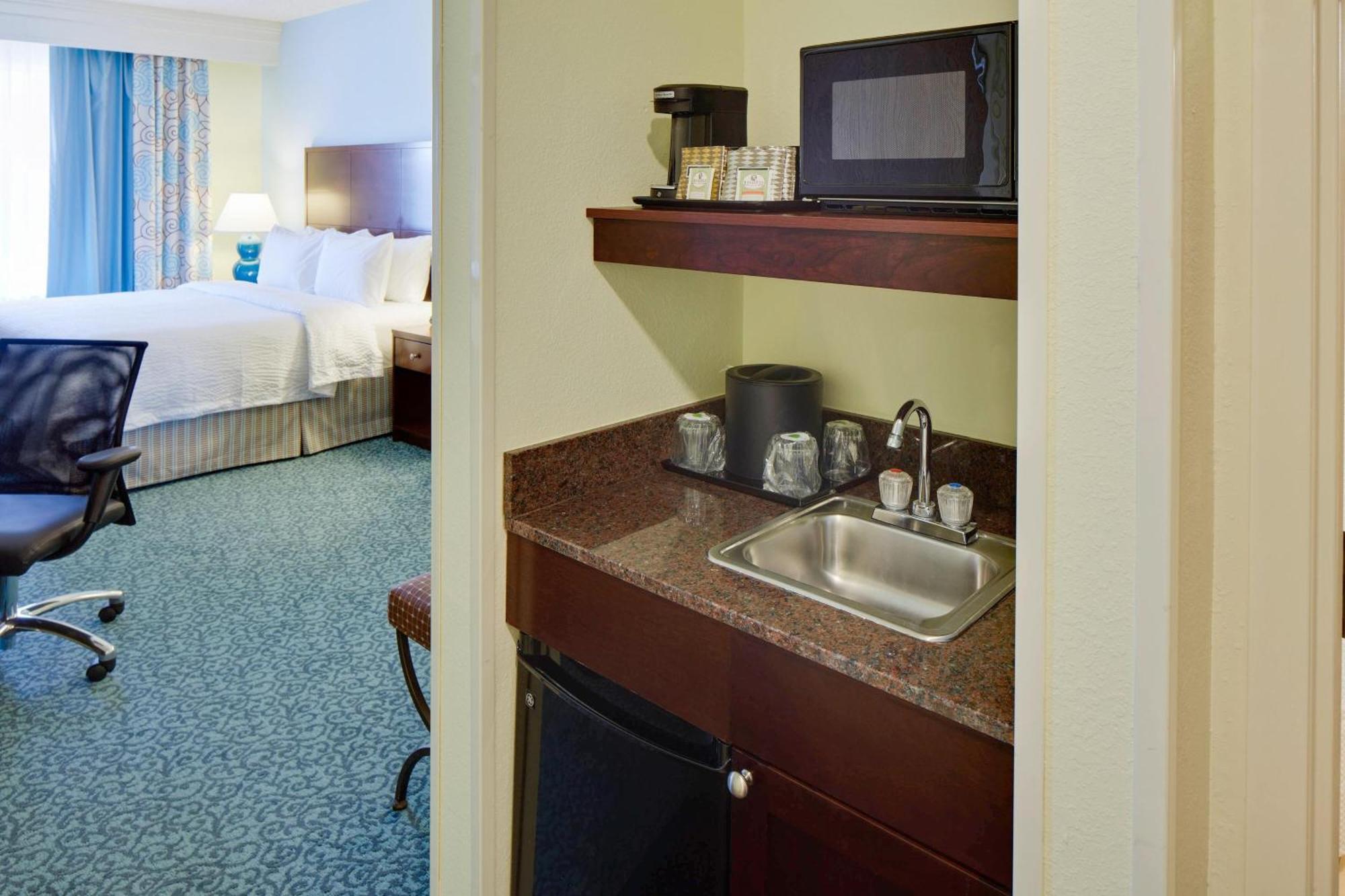 Courtyard By Marriott At Town Center Hotel