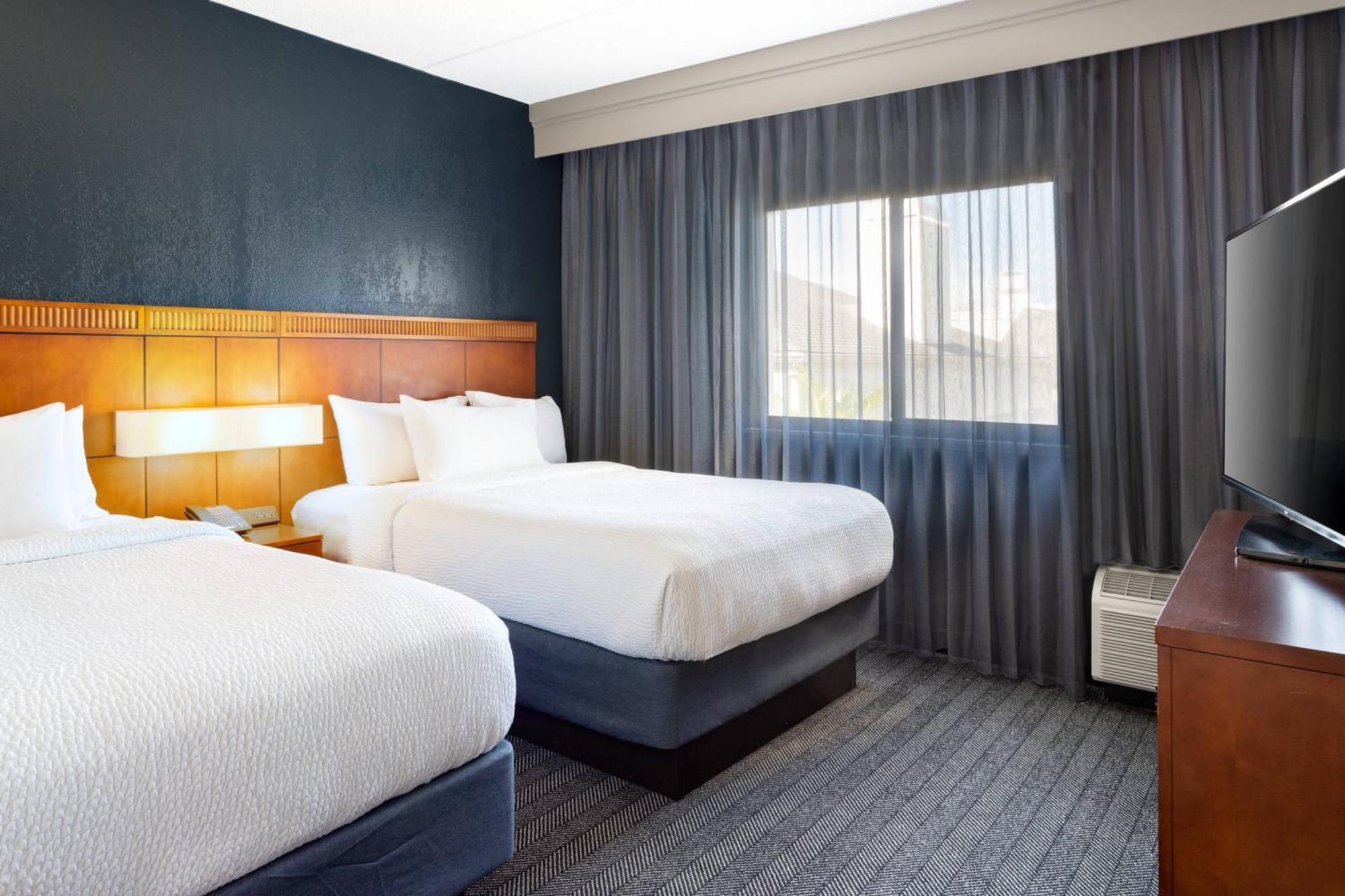Hotel Courtyard Westshore/airport 3*