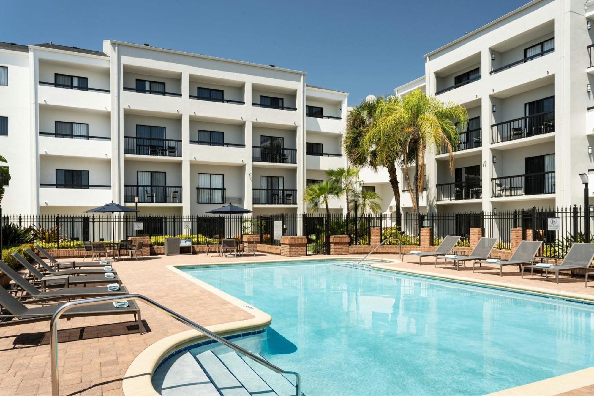 Courtyard Westshore/airport 3*