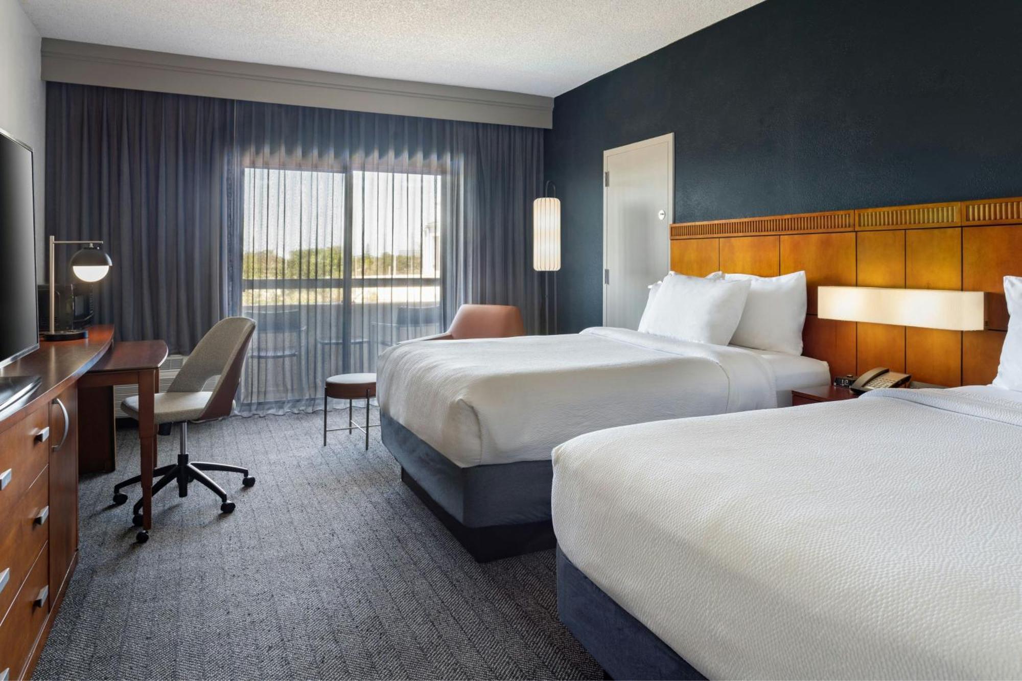 Courtyard Westshore/airport Hotel 3*