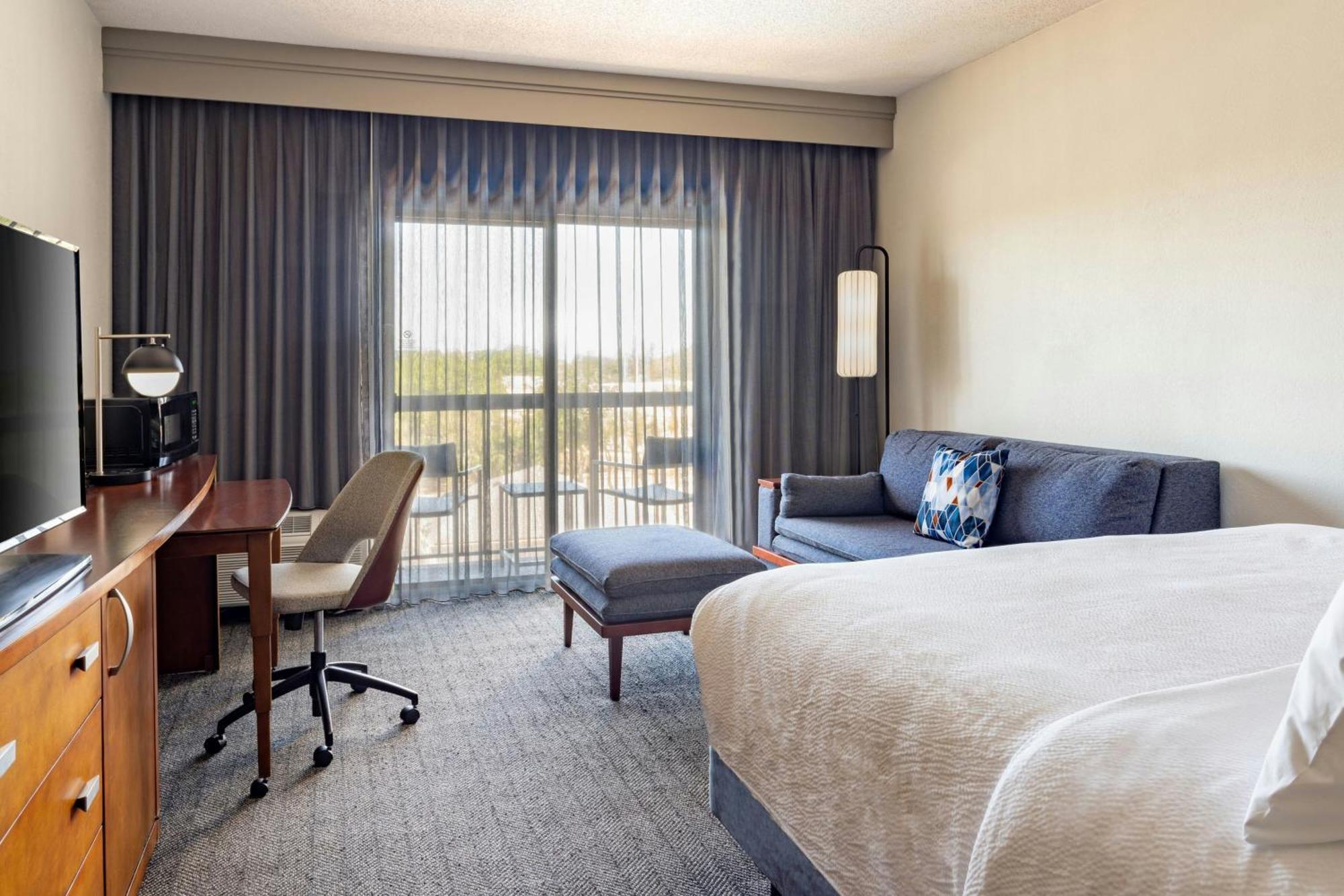Courtyard Westshore/airport Hotel
