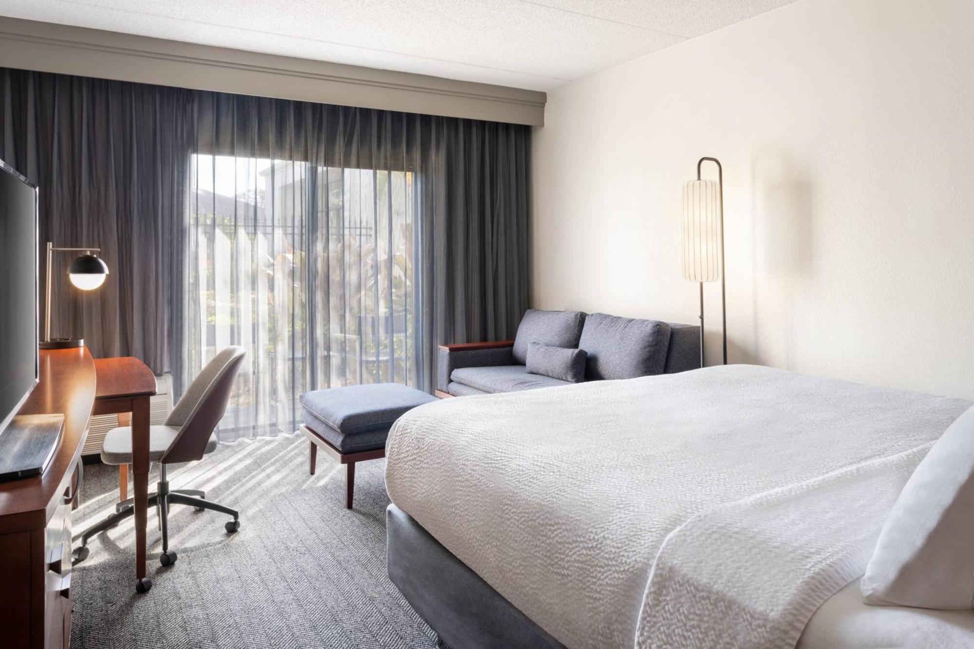 Courtyard Westshore/airport Hotel 3*