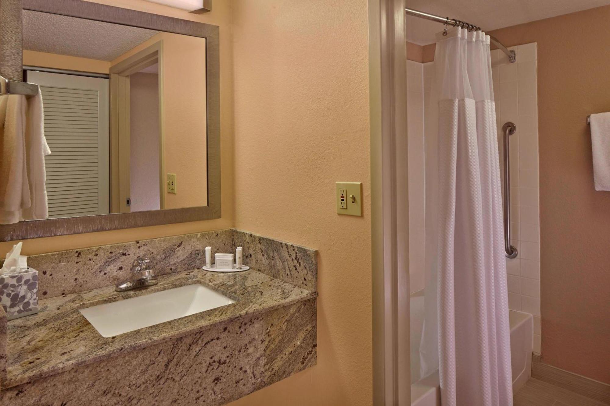 Courtyard By Marriott Orlando East/ucf Area Hotel