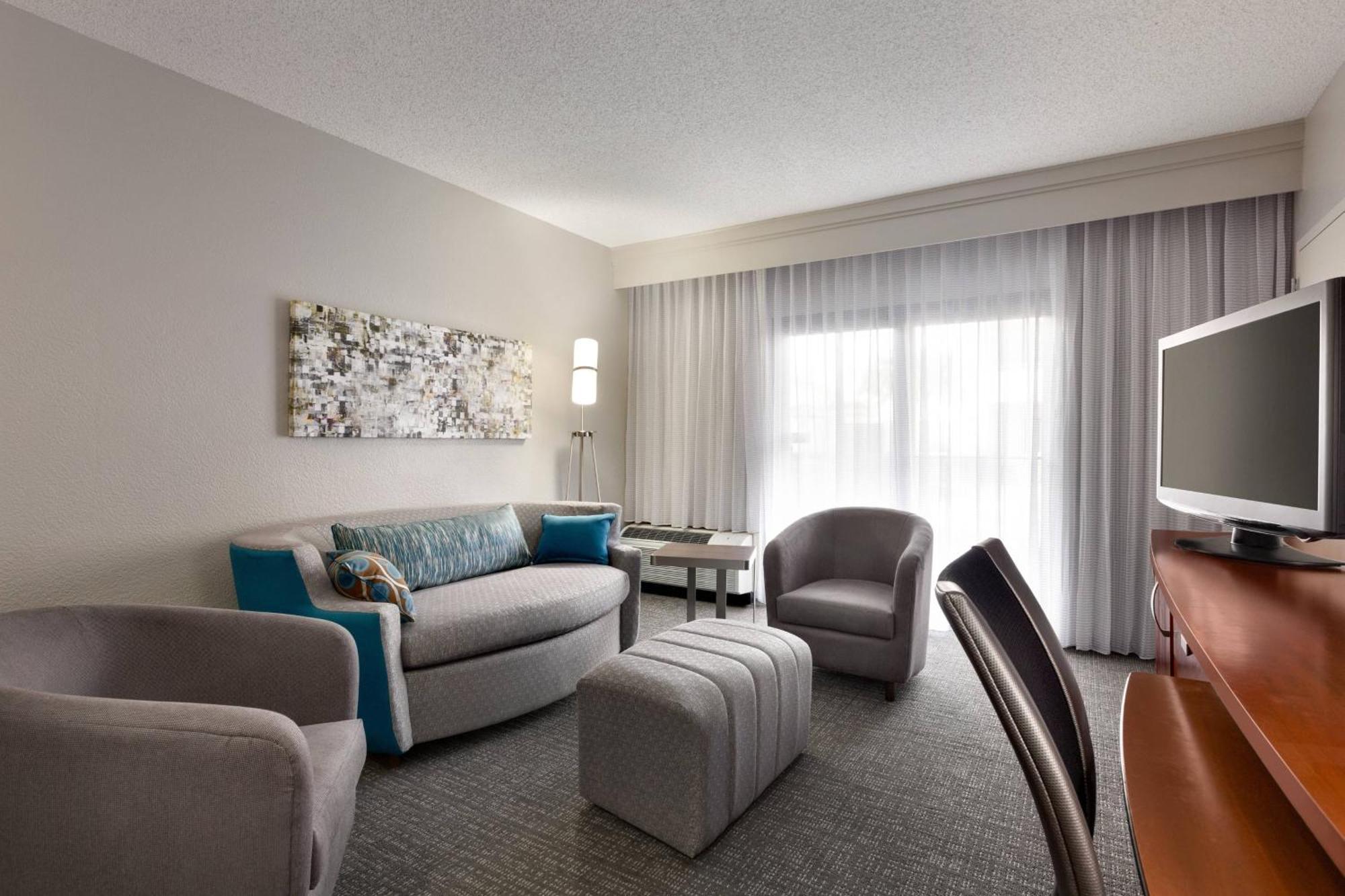 Courtyard Myers Cape Coral Hotel