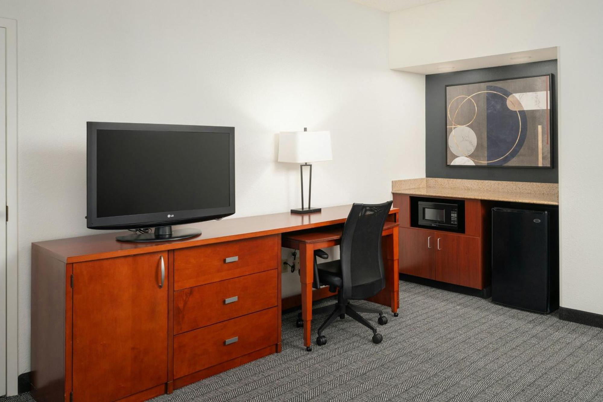 Courtyard West Hotel 3*