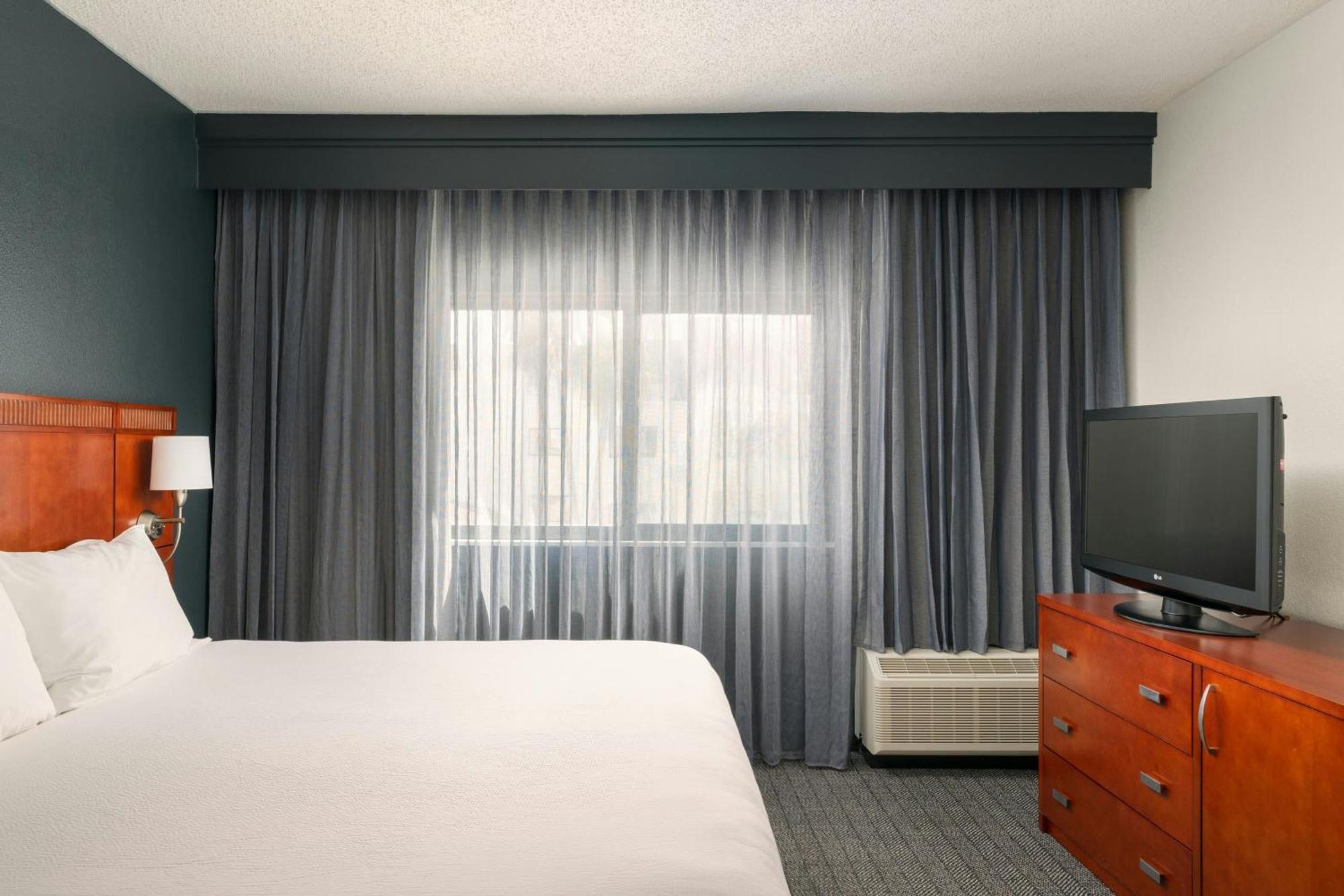 Courtyard West Hotel 3*
