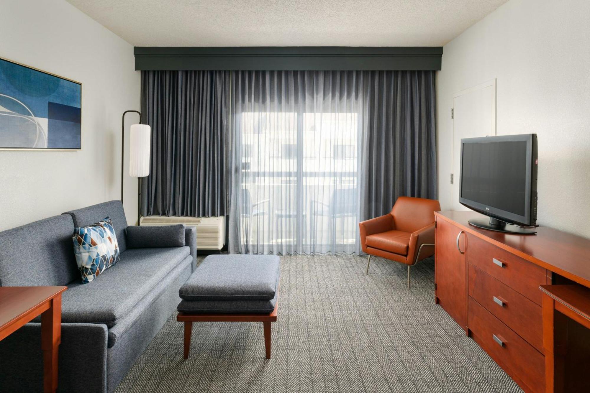 Hotel Courtyard West 3*