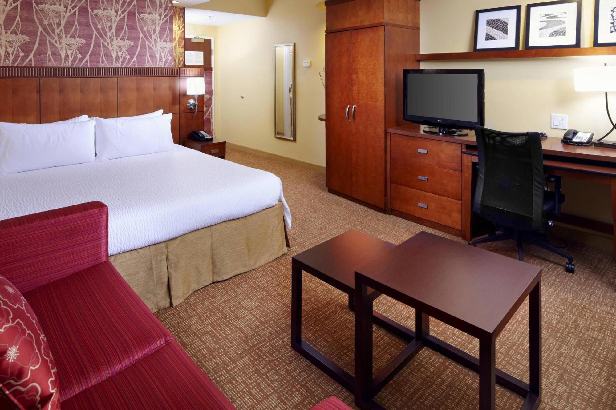 Courtyard Tampa 3*