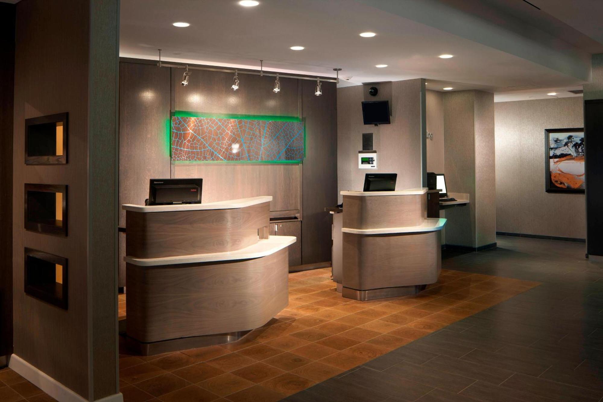 Courtyard By Marriott Palm