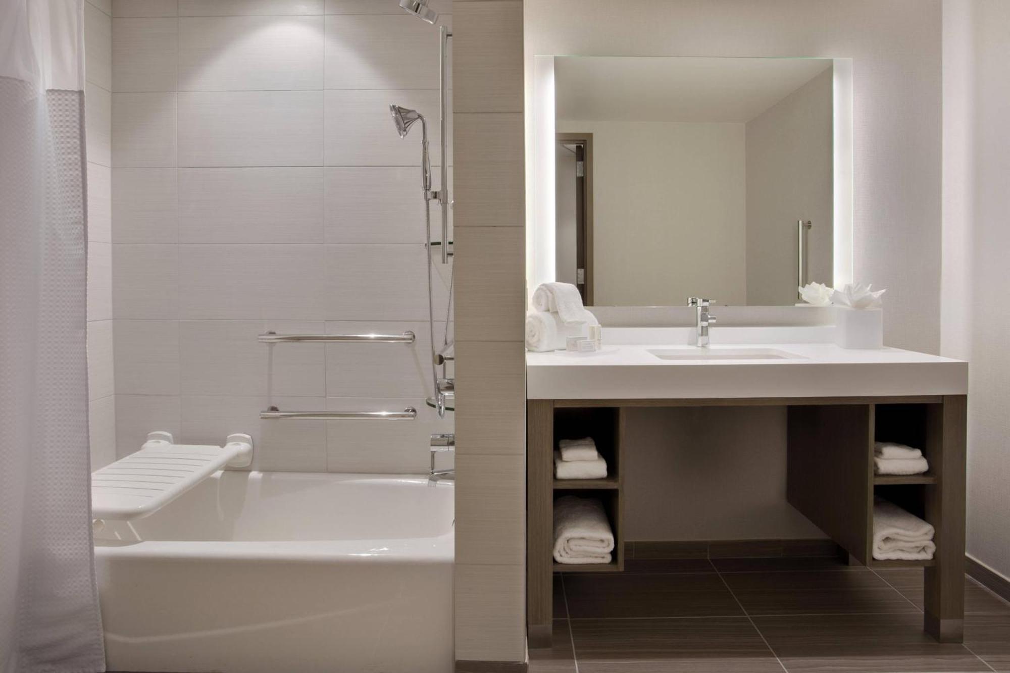 Hotel Courtyard By Marriott Orlando South/grande Lakes Area 2*
