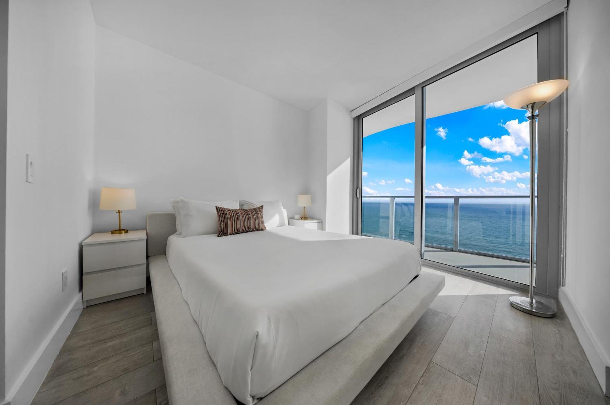 Apartment Stunning Beachfront 3-bedroom Corner